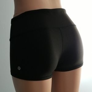 LULULEMON BLACK BOOTY SHORTS